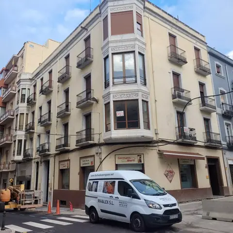 Antes: fachada de un edificio de viviendas en esquina con miradores