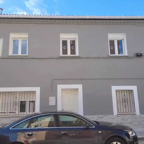 Después: fachada de una vivienda con el revoco desconchado