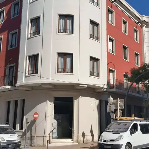 Después: edificio en esquina con torreón redondeado